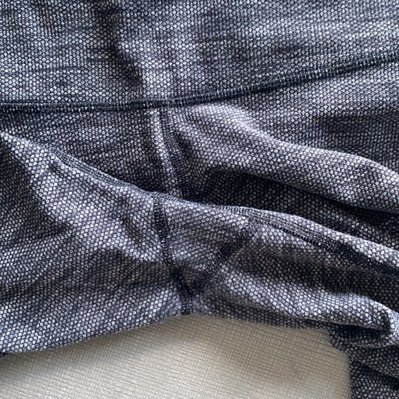 Lululemon Heathered grey Legging size 6, tight fit - low rise - Picture 6 of 6